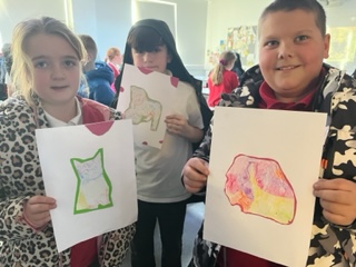 HarlechYear5's tweet photo. Dosbarth Harlech had a fantastic time at @Llanwern_High learning new art techniques with the oil pastels. #Enterprisingcreativecontributors #transition @LlanmartinPrim https://t.co/02GLzCELKT