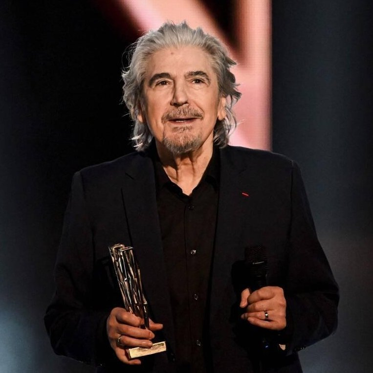 .<a href="/SergeLama/">Serge Lama</a> aux <a href="/LesVictoires/">Les Victoires</a> devant le public de <a href="/LaSeineMusicale/">La Seine Musicale</a> pour recevoir sa Victoire d'honneur 🏆🎙️