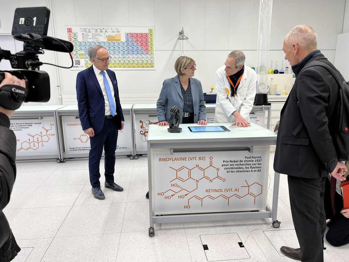 UNIGEnews's tweet photo. @DCI_EM @unil @EPFL @sretailleau @Biologie_UNIGE @FranceenSuisse @sciences_UNIGE @CentrioleLab Le #Sciencescope regroupe le Physiscope, le Chimiscope, le Bioscope, le Mathscope, l'Infoscope et le Terrascope, où chercheurs et étudiant-es animent des ateliers interactifs. https://t.co/ULbnQKis01