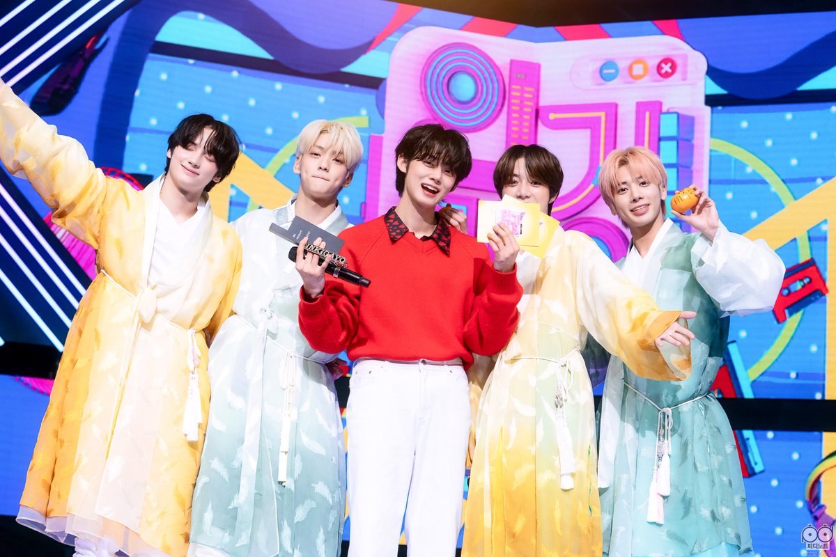hybeupdate_thz's tweet photo. @sbsnoriter @TXT_bighit 📸230212 "Inkigayo" #PDNote
🚨 It's an emergency. #TXT won first place. Tears for the first time in the first place... YEONJUN got tears when he was the MC. I cried again when I saw my sons happy.
I think I'm going to make Han River with tears.🌊
#INKIGAYO #TOMORROW_X_TOGETHER https://t.co/HL5f4i7InV