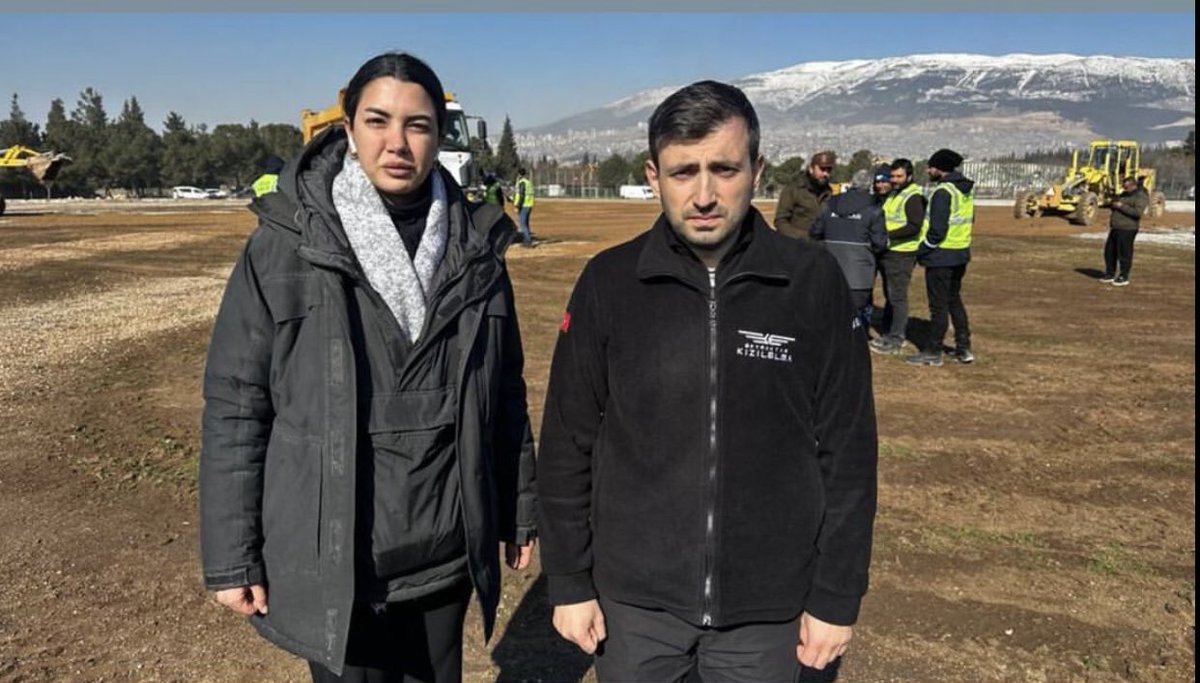 Fulya Öztürk (@Fullyaozturk) on Twitter photo 2023-02-13 11:36:49 Kahramanmaraş’ta @Selcuk, Baykar olarak “Biz de depremzedelerin yanındayız” dedi. 🛑Bölgeye konteyner kent ve kalıcı konutlar için harekete geçildi. ⭕️Konteynerlerin kurulacağı alanda canlı yayın yaptık. 🇹🇷 Seferberiz, biriz ve beraberiz 🙏 Kahramanmaraş’ta @Selcuk, Baykar olarak “Biz de depremzedelerin yanındayız” dedi. 🛑Bölgeye konteyner kent ve kalıcı konutlar için harekete geçildi. ⭕️Konteynerlerin kurulacağı alanda canlı yayın yaptık. 🇹🇷 Seferberiz, biriz ve beraberiz 🙏