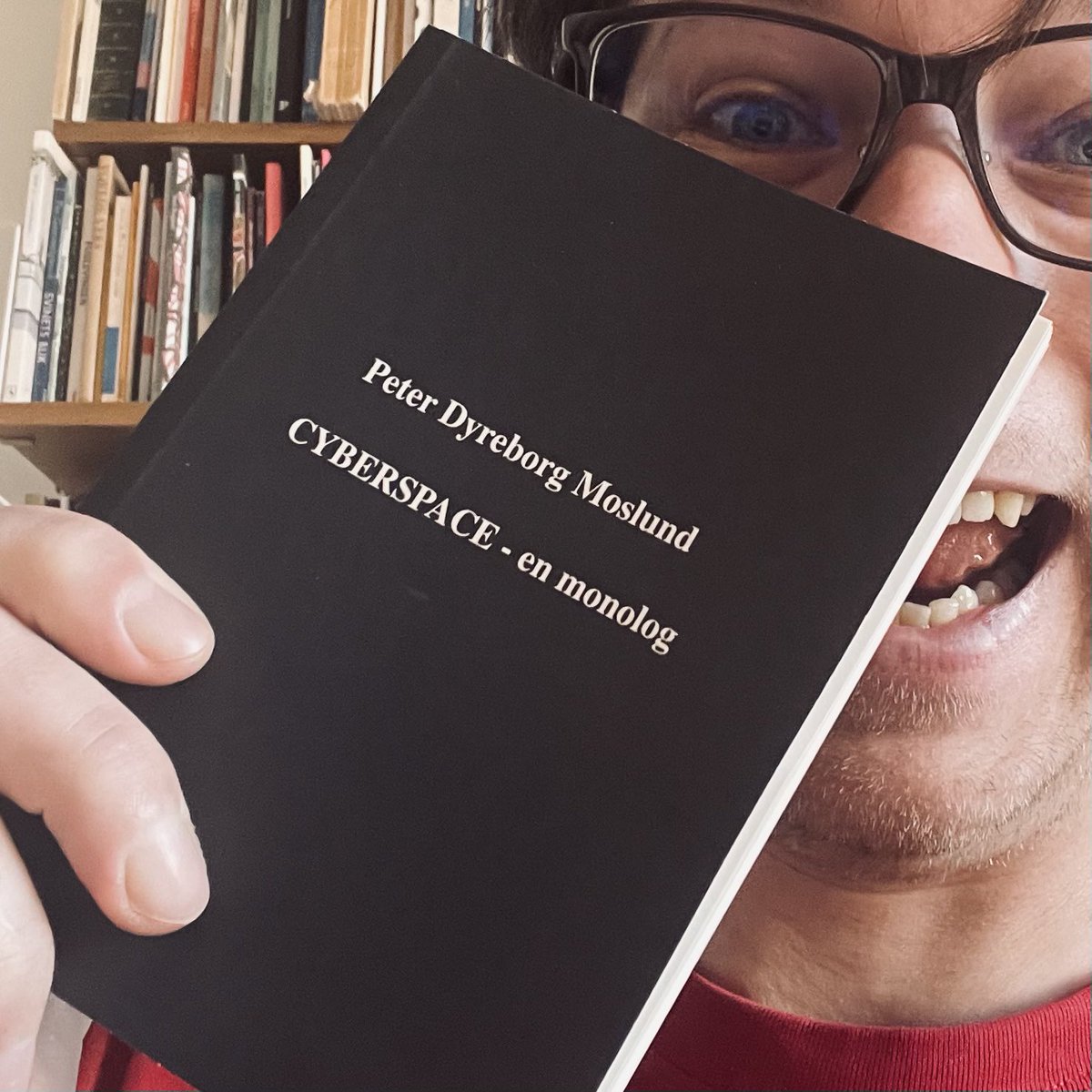 På dagen i dag for 25 år siden, udgav jeg denne lille sorte bog. Og det vil jo sige, at jeg i dag har 25-års jubilæum som digter, jubii!