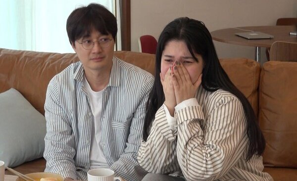 tang__kira's tweet photo. Lee Jangwon ini selain KAIST, member mensa juga, IQnya di atas 150

Tapi istrinya, Bae Dahee kadang pusing punya suami orang jenius

Berasa nikah sama AI katanya

Pas lagi netflixan bareng, istrinya nangis kan ceritanya sedih.

Terus suaminya Lee Jangwon malah bahas itu ga logis. https://t.co/2pKURyBBjO