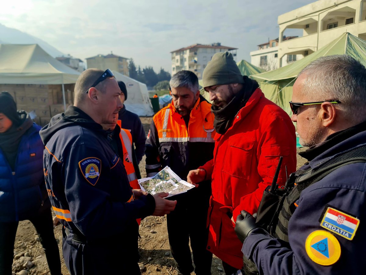 RavnateljstvoCZ's tweet photo. [Razoran potres u 🇹🇷]

💪 Naš 🇭🇷 tim i danas je u izviđanju terena i pruža potrebnu potporu lokalnom stanovništvu

#EUCivilProtection https://t.co/kY8In3MFGp