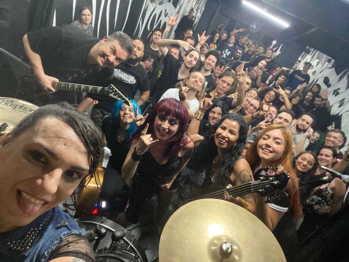 santograal's tweet photo. Aconteceu dia 11/02 na Crash Underground Point, grande show com bandas maravilhosas, ao final a cara da felicidade!!!!! https://t.co/LRdJZtEC5a