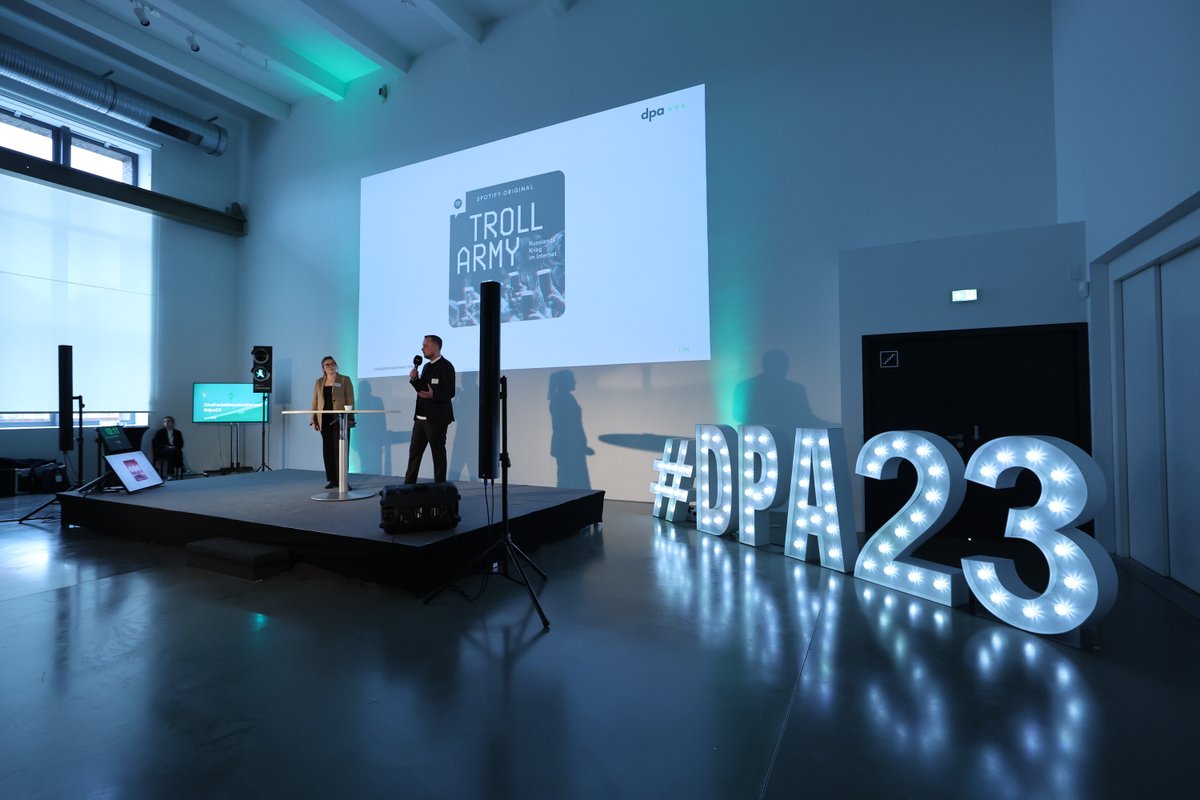 „Viele machen Podcast, dpa kann Podcast“, sagt <a href="/SvenGoesmann/">Sven Gösmann</a>. Produktmanagerin <a href="/Dorothee_Barth/">Dorothee Barth</a>  und Head of Podcast @klubkrause stellen auf #dpa23 die Podcast-Strategie der <a href="/dpa/">dpa</a> vor. (Podcast 1/3)