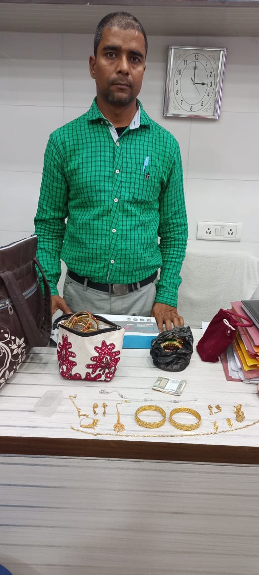 dcpnorthhcp's tweet photo. Today  one Sailendra Kr. Jha of  Shibpur came to Golabari PS and reported that today while returning home he left one bag containing valuables (jewelleries and some cash) worth Rs 5 lakhs in the a taxi.  After prompt intervention Golabari PS all articles recovered. https://t.co/OuAz12fyeq
