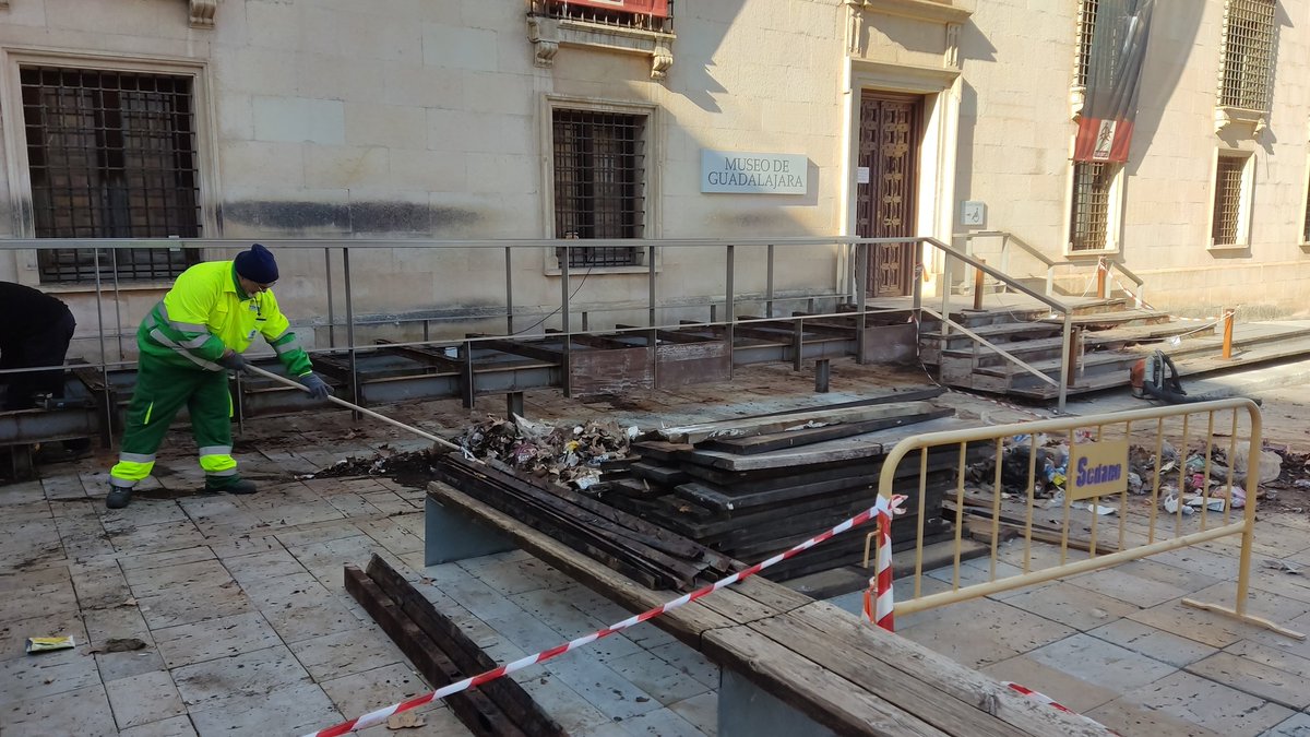 RafaPerezCs's tweet photo. 👏🏼Asumir las responsabilidades fuera de las peleas entre administraciones y mirando por la accesibilidad a nuestros monumentos, nos lleva a ejecutar una obra muy necesaria, como es el arreglo de las escaleras y rampa de acceso del Museo de Guadalajara🖼️ https://t.co/KlI9YlFr2z