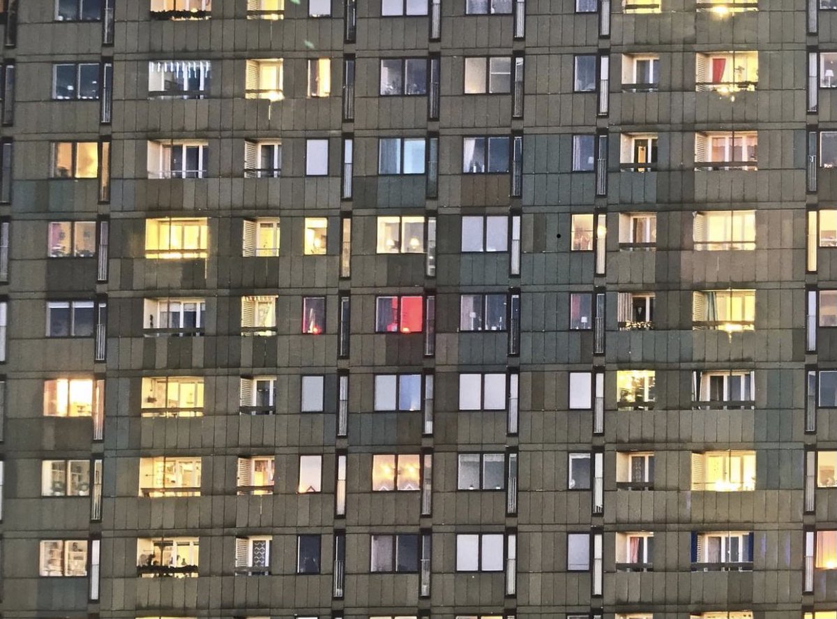 Krämarhusen i Örebro. Detalj ur foto av Ulf Lundin på Galleri Magnus Karlsson.