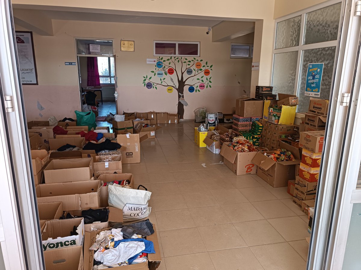 Bugün yardımları ilettiğimiz köy okullarımızda öğretmenler gelen yardımları organize ediyorlar ve köy halkına ihtiyaçlarına göre dağıtıyorlar. Okulun, eğitimin, öğretmenin önemini gösteren bir örnek sadece... Eğitimden, okullardan hiçbir zaman vazgeçmeyelim.