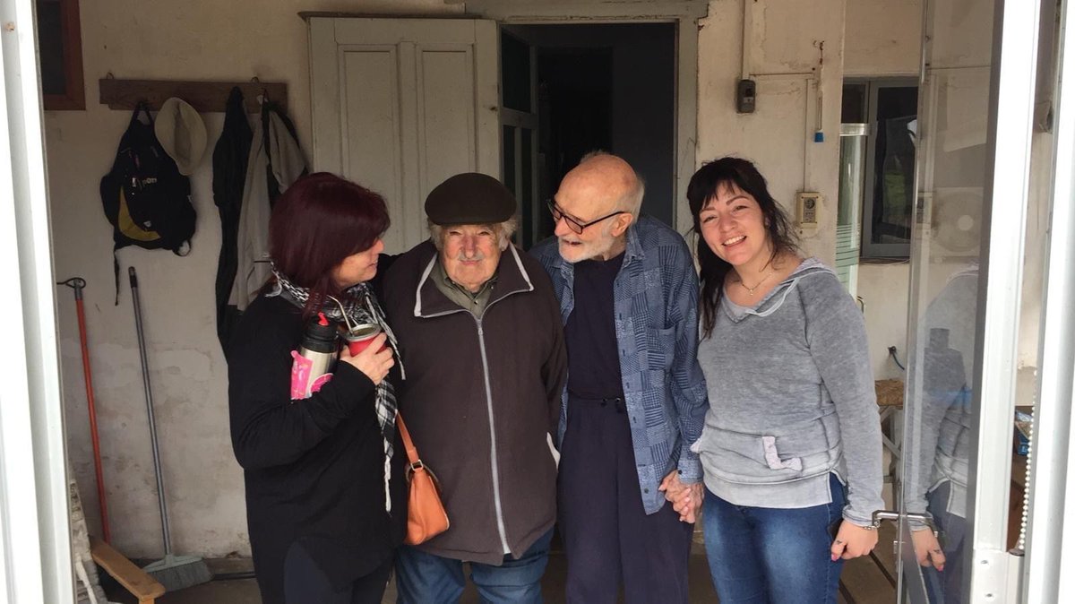 JumeMl's tweet photo. Se murió el tupamaro del pueblo, mi abuelo. 
Ayer releyendo el libro que le escribió Mario Mazzeo"El Chamco Rebori un hombre una ciudad y un río" encontré una dedicatoria que me decía "...las causas si son fuertes te atan para toda la vida". Creo que te define a la perfección. https://t.co/BqQgORRSt4