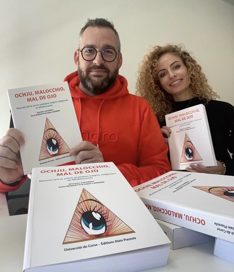DaviaBenedetti's tweet photo. 📖 [PUBLICATION OCHJU] @umrlisa @UnivCorse 
L’ouvrage collectif co-dirigé par @fabienland et moi-même « Ochju, Malocchio, Mal de ojo – Mauvais œil et autres pratiques magico-religieuses en Méditerranée » vient de paraître aux Editions #AlainPiazzola @GeniuGherardi https://t.co/V55iAagTjl