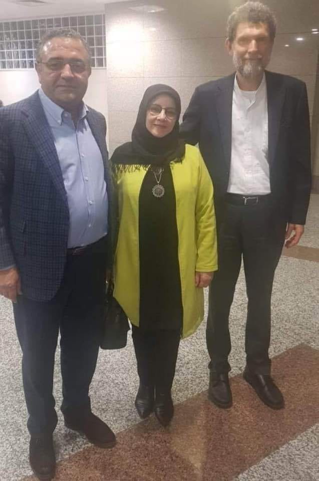 AyeMut5's tweet photo. Muzaffer Kargu
Soldakiyle sağdaki, ortadakine "şeriatçı yobaz” diyordu..
Sağdaki soldakine “ajan” diyordu..
Ortadaki her ikisine “dinsiz diyordu..
Erdoğan gelince, hepsinin aslında aynı kaynaktan beslendiği, kardeş olduğu ortaya çıktı.!! https://t.co/FnBMTjCJlo
