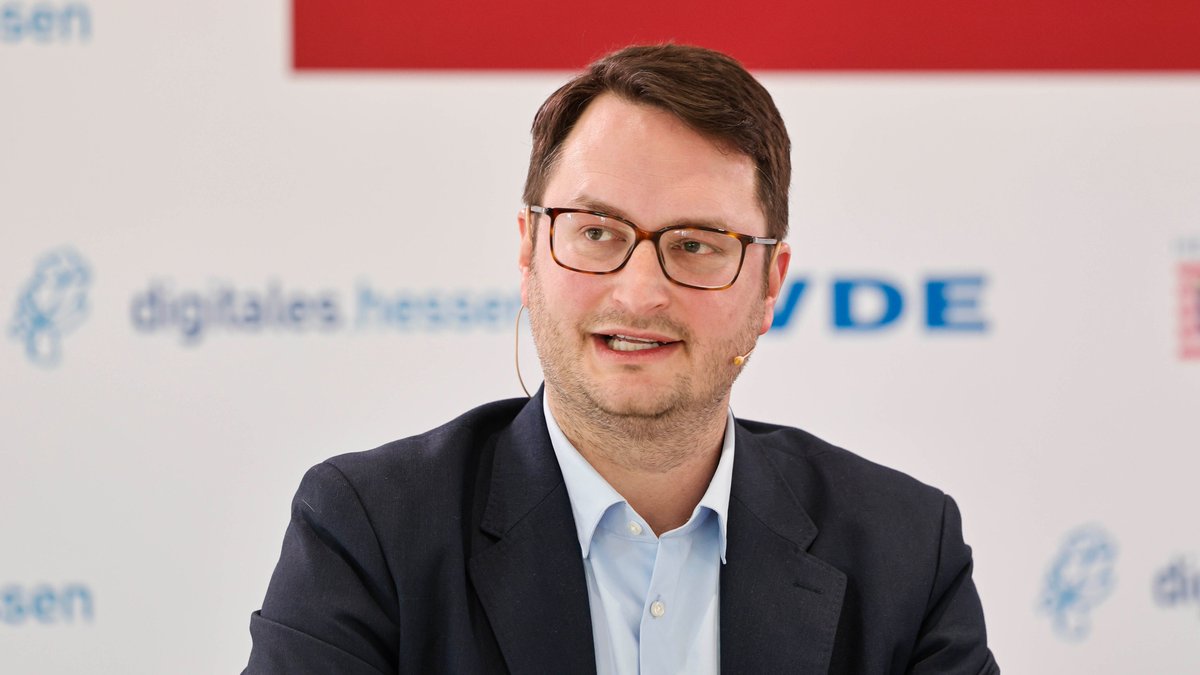 Dr. Michael Rammensee, Geschäftsführer des #AIQuality &amp; Testing Hub: Wir übernehmen die Aufgabe einer individuellen Beratung von Unternehmen und Organisationen zum Thema „KI-Qualität“. Ergänzt wird dies durch die Entwicklung und das Angebot von Schulungs- und Trainingsangeboten.