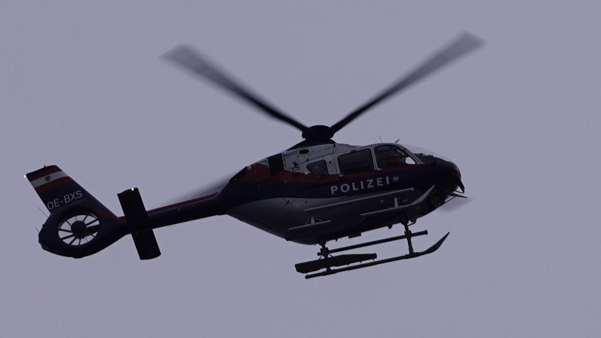 Esterreicherr's tweet photo. 2️⃣ Im Einsatz der Polizei waren augenscheinlich folgende Einheiten:
-Ordnungsdiensteinheit (ODE)
- Bereitschaftseinheit (BE)
- Einsatz Einheit Ulan (EE)
- Verfassungsschutz (LVT)
- Flugpolizei

#w1302 #wien #Klimakleber #LetzteGeneration https://t.co/bRmVnfzFCf
