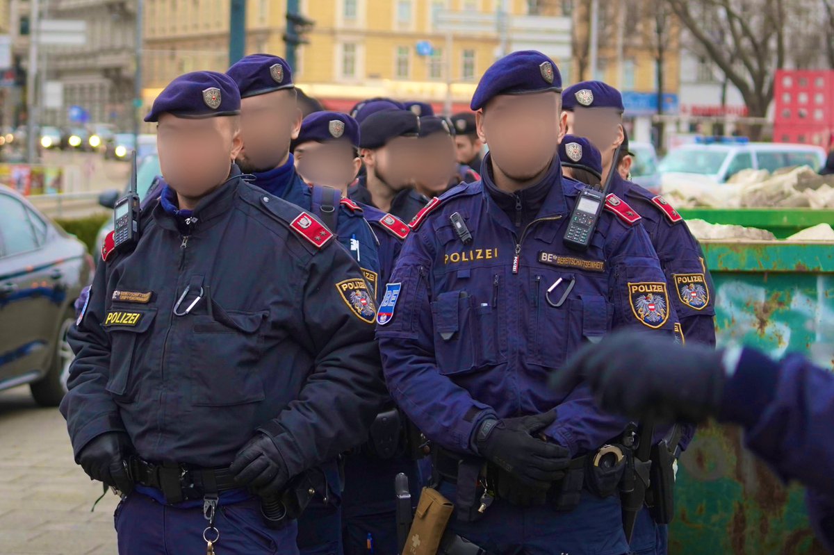 Esterreicherr's tweet photo. 2️⃣ Im Einsatz der Polizei waren augenscheinlich folgende Einheiten:
-Ordnungsdiensteinheit (ODE)
- Bereitschaftseinheit (BE)
- Einsatz Einheit Ulan (EE)
- Verfassungsschutz (LVT)
- Flugpolizei

#w1302 #wien #Klimakleber #LetzteGeneration https://t.co/bRmVnfzFCf