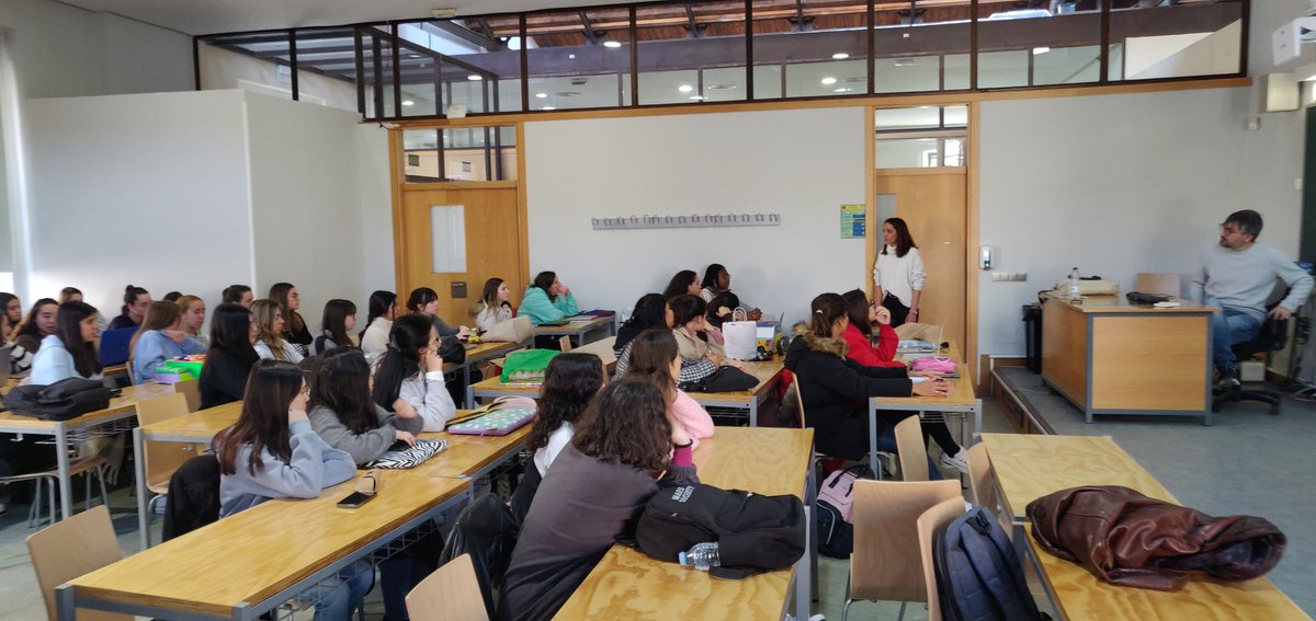 En el aula de #AEDAUCLM compartimos experiencias sobre TEA y Musicoterapia