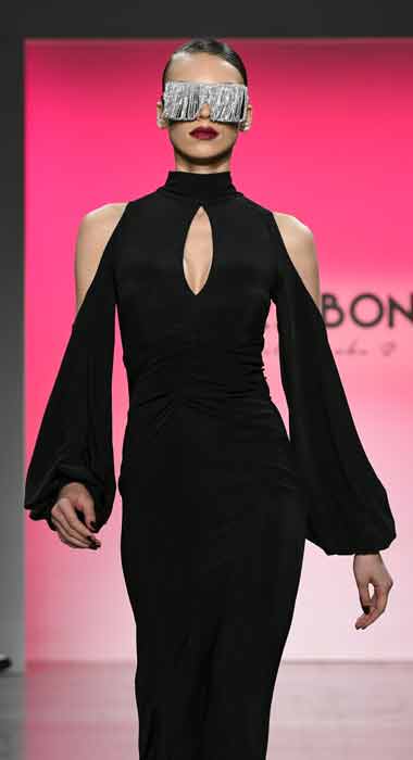 La sfilata di #ChiaraBoniLaPetiteRobe alla #NYFW FW 2023/24 ha portato eleganza e seduzione sulle passerelle della Grande Mela. Scopri la collezione ispirata da Helmut Newton. #Fashion #Moda #Sfilata
sfilate.it/359271/sfilate…
