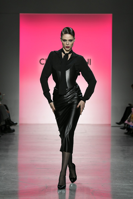 The #ChiaraBoniLaPetiteRobe show at #NYFW FW 2023/24 brought elegance and seduction to the runways of the Big Apple. Discover the collection inspired by Helmut Newton. #Fashion #Style #RunwayHit 
fashionandrunway.com/chiara-boni-la…