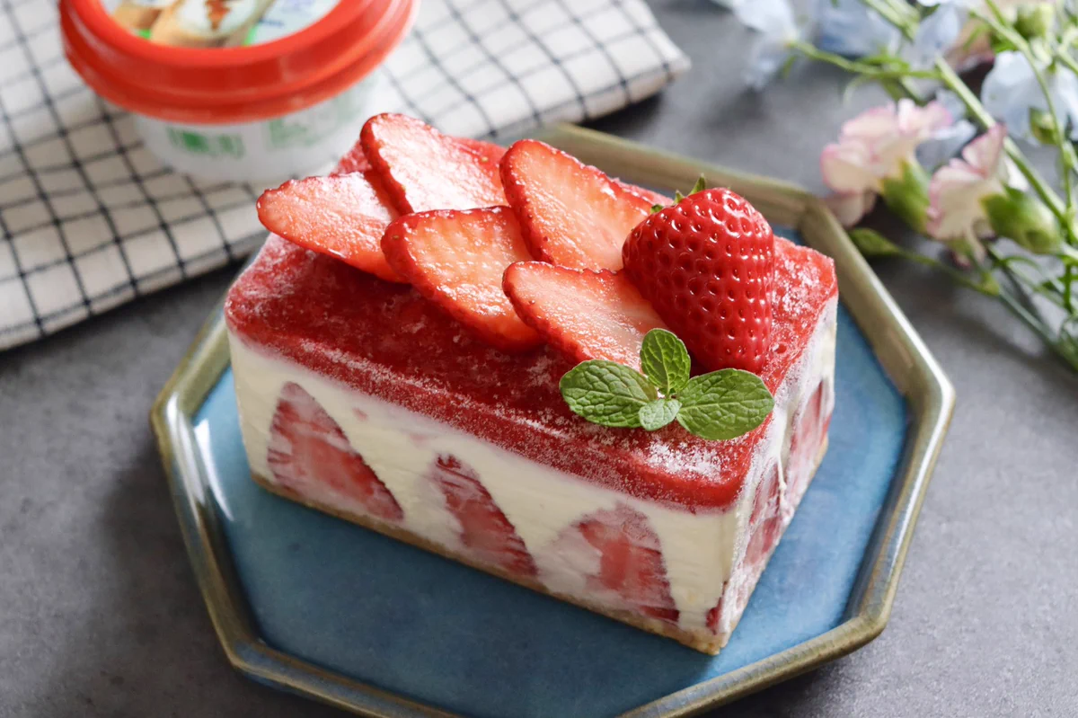 手作りとは思えない！見た目も嬉しい『いちごとチーズのアイスケーキ』