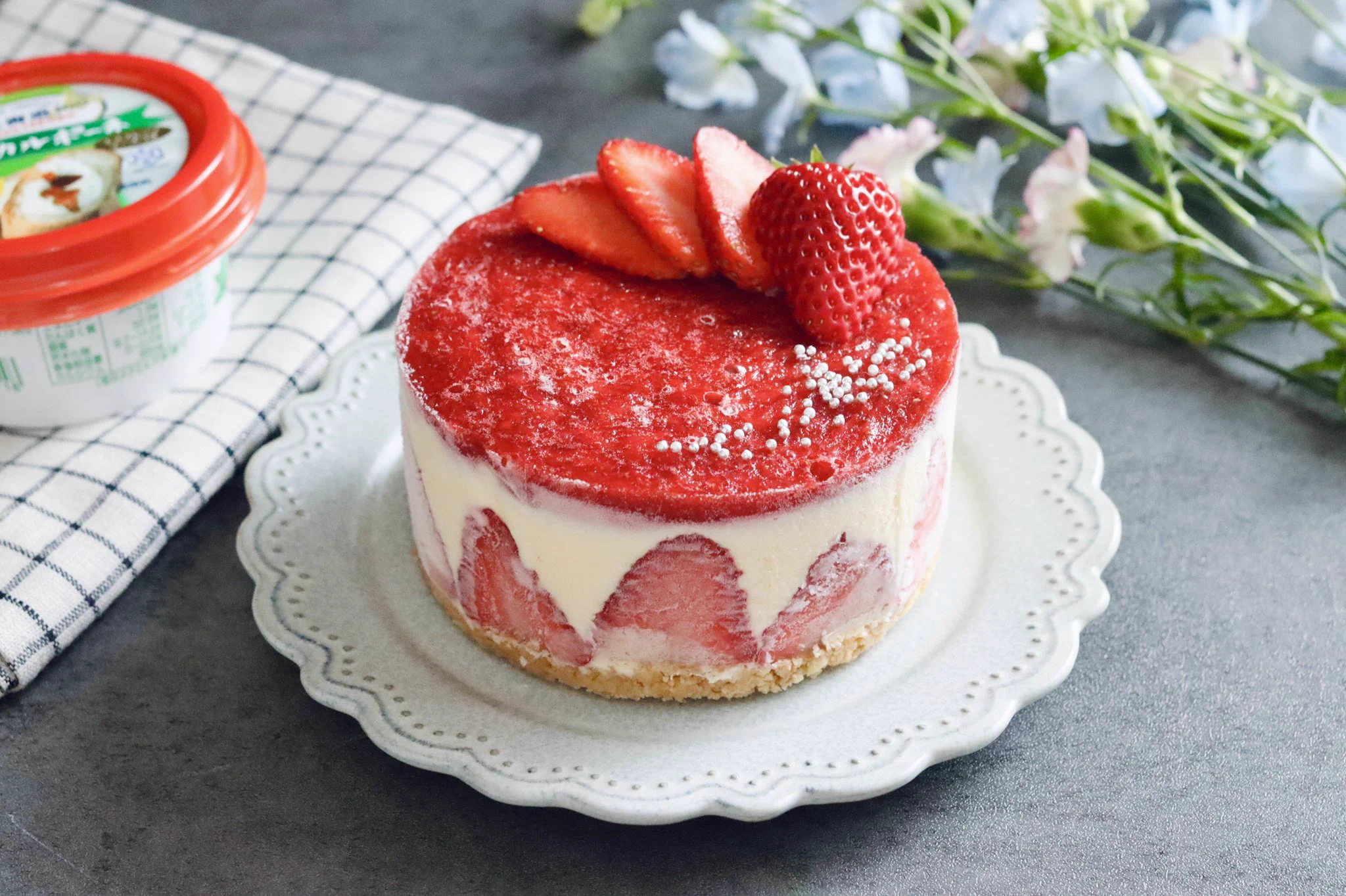 手作りとは思えない！見た目も嬉しい『いちごとチーズのアイスケーキ』