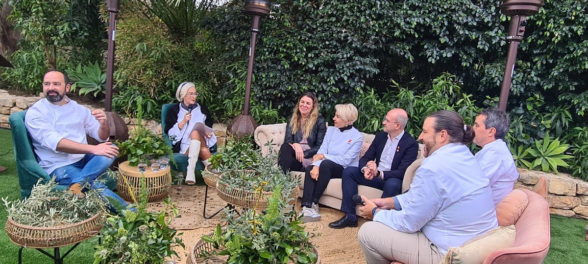 Y los nuevos Soles Sostenibles #AlimentosdEspaña 2023 de <a href="/GuiaRepsol/">guiarepsol</a> son:

🌞Susi Díaz, de <a href="/lafincaelche/">La Finca</a>; 
🌞Javier Olleros, de <a href="/RestCullerdepau/">RestCullerdepau</a>;
🌞Samuel Moreno, de <a href="/MolinodAlcuneza/">Molino de Alcuneza</a>;
🌞Xanty Elías, de Finca Alfoliz <a href="/GrupoXe/">GrupoXE</a>. 

#SolesRepsolAlicante23