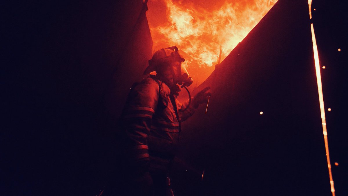 DutyFire's tweet photo. 🚨2:05 AM, te despiertas con la SELECTIVA sonando a todo tren.

Una voz en off resuena en tu parque movilizando medios:

🔊ATENCIÓN, SARGENTO, BUP Y VEHÍCULO DE ALTURA…

10 segundos antes tus pulsaciones estaban a 50lts/seg y en menos de 15 minutos superarán las 185.🔥

🧵{1/x} https://t.co/0lfPI64Ply