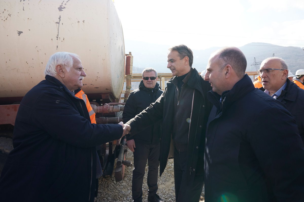 PrimeministerGR's tweet photo. Στο εργοτάξιο της Σήραγγας Κλεισούρας στην Καστοριά ενημερώθηκα για την πορεία των εργασιών της νέας Επαρχιακής Οδού Καστοριάς-Πτολεμαΐδας. Ένα διαχρονικό αίτημα των κατοίκων που θα αναβαθμίσει την οδική ασφάλεια και θα μειώσει τη διάρκεια των διαδρομών. https://t.co/ZzRyfpW8nu https://t.co/q3luGiudMo