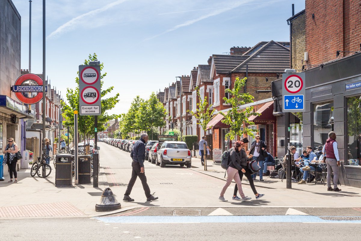 LonTravelWatch's tweet photo. Some really powerful stats just released by @TfL about how 20mph roads have improved road safety in London:

- 25% fall in collisions that resulted in death/serious injury

- 36% fall in collisions involving vulnerable road users

- 63% fall in collisions involving people walking https://t.co/OKz3DZtpjO