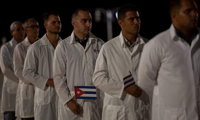 Héroes anónimos de batas blancas, capaces de llegar hasta los sitios más peligrosos en situaciones de desastre para salvar vidas.

¡Gracias valientes!

💖 #CubaPorLaVida 💖  #MejorEsPosible 🇨🇺