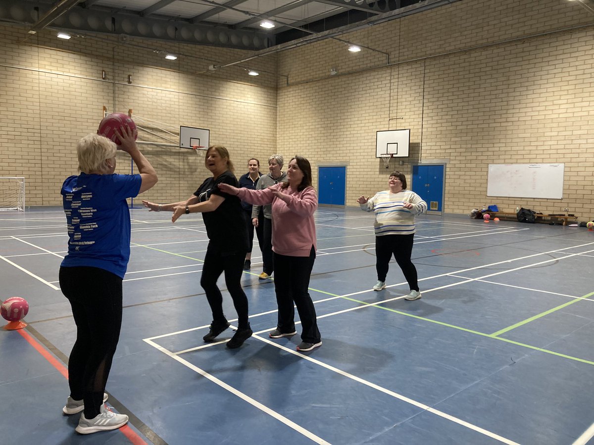 NetballWarriors's tweet photo. On Thursday, we looked at the shooting technique and the basic 1️⃣-2️⃣ option in the circle.
We started our warm up with cone ball, worked on our strength by bouncing our ball on cones to the flip them over, looked at the shooting technique and then 1️⃣-2️⃣ option.
@SportRCT https://t.co/Vy90FuKTUJ