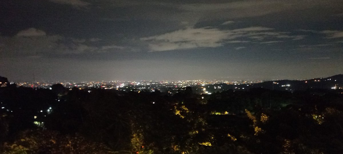 tiraniadisurya's tweet photo. @tanyarlfes From up here the city light burn
Like a thousand light of fire
And I'm here to sing this anthem ~~~
#UsingUlose https://t.co/o5hsWIvj46