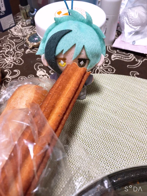 頭悪い量のナポリタン(褒めてる)とうっかり買っちゃったパンで美味しくいただきましたが案の定パンは食べきれなかったので明日の朝ごはんです…「なんですかこのりょうは?!?!」「オアア…」「あれ、こえびちゃんこのチュロスシナモンついてるよ?」うん…そだね…(シナモン苦手) 