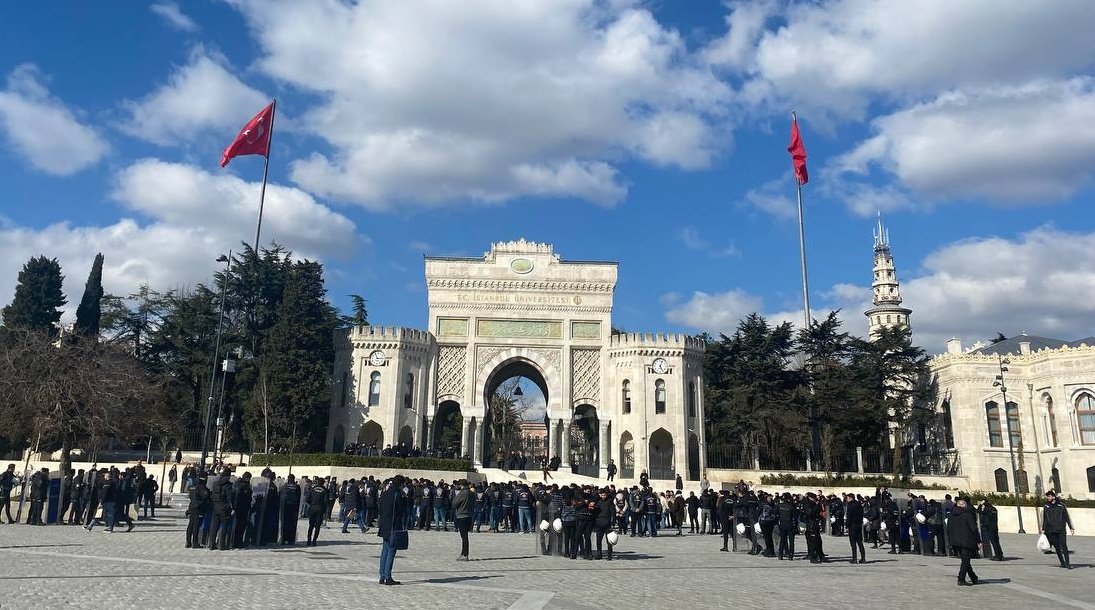#Sondakika: "Uzaktan eğitim kararından vazgeçilsin" diyerek Beyazıt Meydanı'nda bir araya gelen İstanbul Üniversitesi öğrencileri polis ablukasına alındı.

AKP iktidarının rant ve talan politikalarının faturası öğrencilere kesilemez!