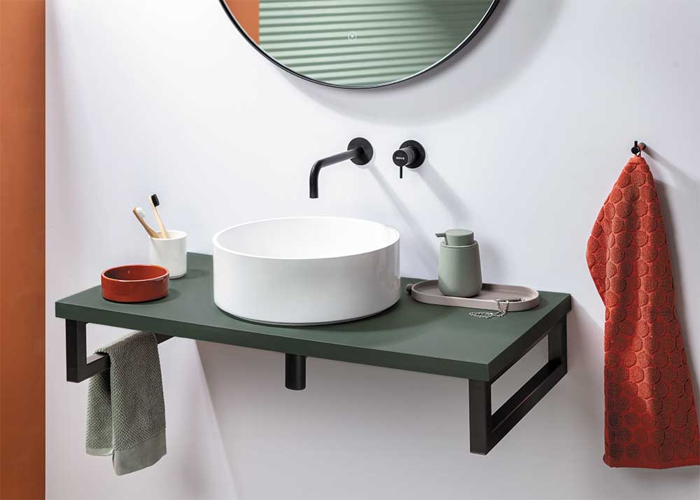 Het wastafelblad Fenix Forest Green heeft een natuurlijke, grijsgroene kleur met een uiterst matte toplaag. De inbouwkraan is van hoogwaardig rvs en afgewerkt in de kleur Zwart, net als de plug en designbeugels. hubs.ly/Q01C2Qfj0

#wastafel
#badkamer