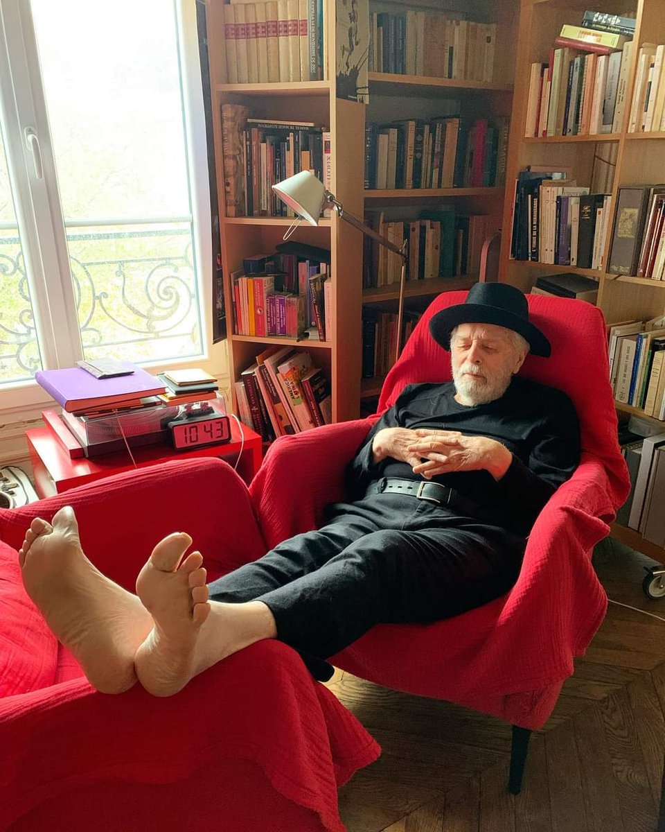 alejodorowsky's tweet photo. Hoy es Lunes...
Me encantaría que tú me dieras uno o varios consejos, no más de seis. Te leeré con mucho placer y después descansaré porque el domingo respondiéndote no descanse. Hasta mañana, gracias, gracias, gracias. https://t.co/0KEQYbNVQZ