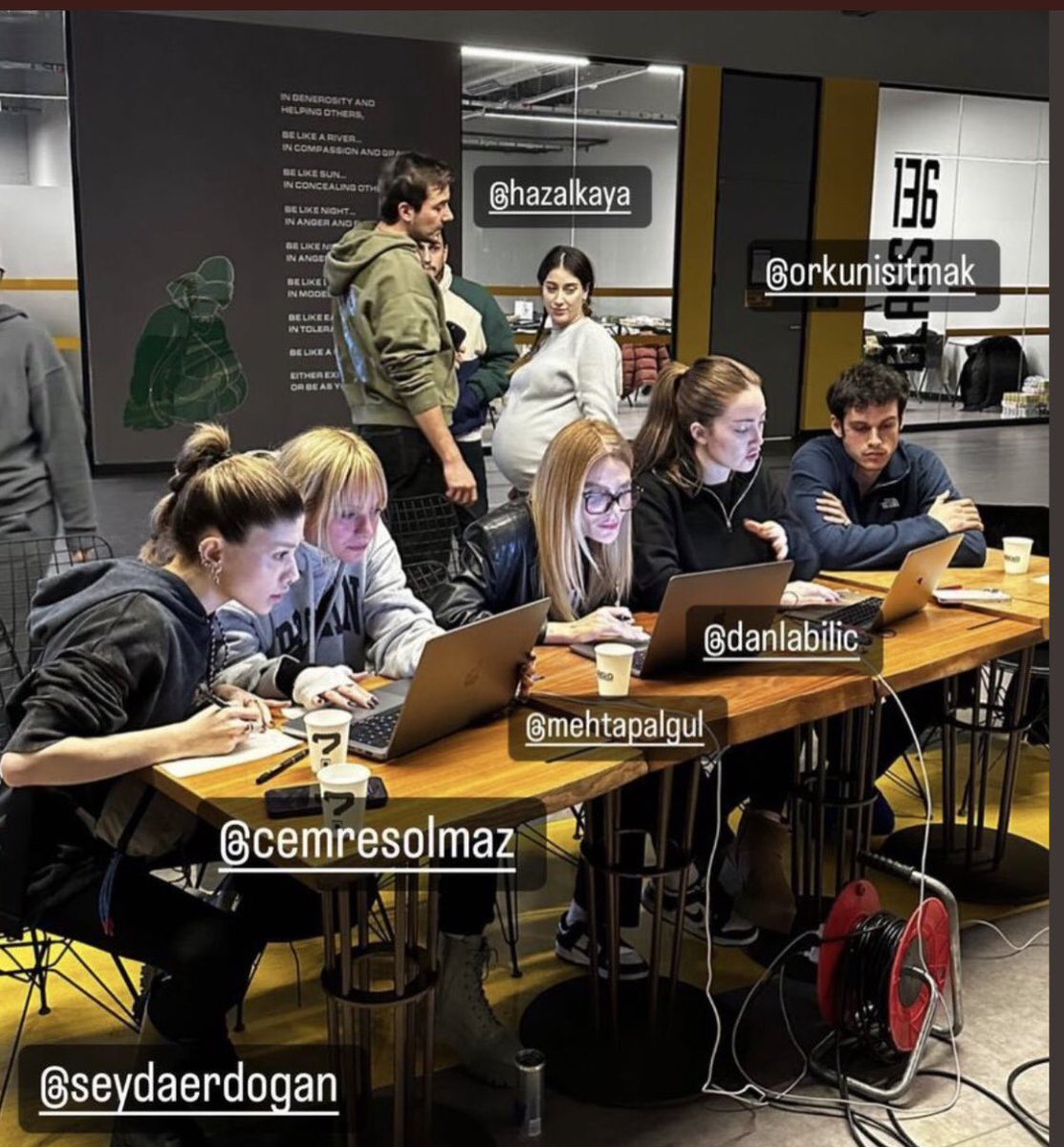 AFAD da neymiş? TTK madencileri ne yapar ki? UMKE mi? Kim ki o? Kızılay’a zaten kan bile verilmez. İHH mı? Ha onlar dinci değil mi? Askeri jandarmayı da boşver.
Şu fotoğraftakiler olmasa depremde yanmıştık. Ekrana bakmaktan helak oldular. Ama kabul edin güzel hikaye yazıyorlar.