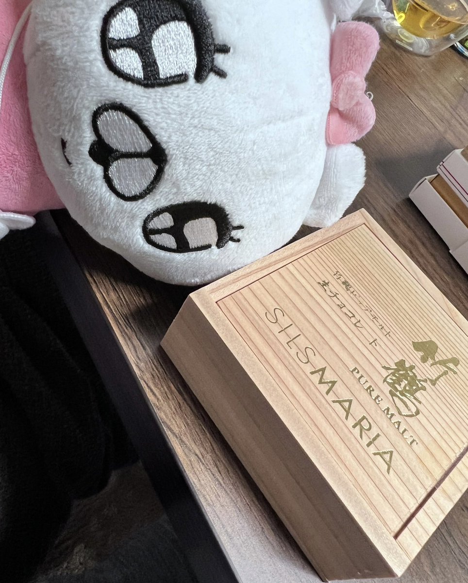 kumacosan2's tweet photo. バレンタインのチョコ、クマ子もちょっと頂いたんだから〜💗
ウイスキー入りで酔っ払ったんだから〜🧉✨

#会話にクマを添えましょう  #クマ子　#バレンタイン　#竹鶴ピュアモルトチョコレート　#SILSMALIA https://t.co/q5ZZRjal4b