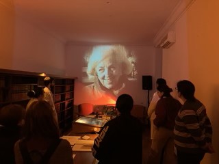 iqf_csic's tweet photo. La obra permite conocer a tres mujeres españolas, pioneras en la ciencia, mientras se recorre el #iqfr en compañía de varias científicas que trabajan en él actualmente. https://t.co/denpDrW5Ua