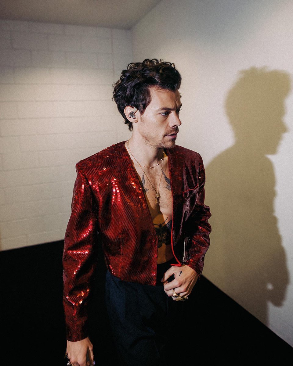 hsdaily's tweet photo. Gucci vía Instagram:

“Harry Styles wears custom Gucci to the 2023 BRIT Awards where he won Artist of the Year, Mastercard Album of the Year, Song of the Year, and Best Pop/R&amp;B Act.” https://t.co/hy02W99JgU