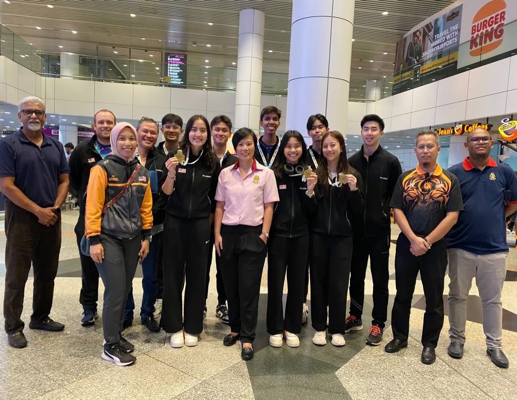 wee_sharon's tweet photo. Congrats to our squash girls🇲🇾, the best junior team in Asia for 4 consecutive times!Well done to the boys too (3rd).Seeing them so happy, there is a little girl in me who feel proud too. Time past but the legacy continues.#professionalplayer #vicepresidentsram #socialplayer #fan https://t.co/yeVNuEOAwI