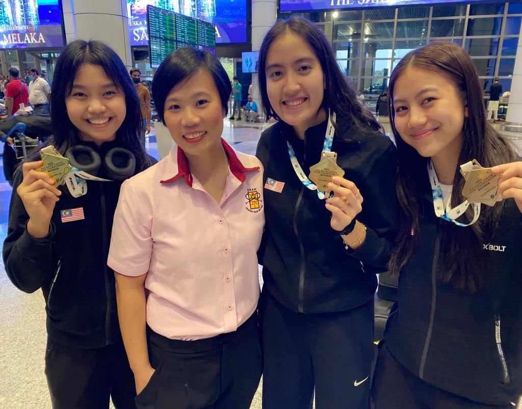 wee_sharon's tweet photo. Congrats to our squash girls🇲🇾, the best junior team in Asia for 4 consecutive times!Well done to the boys too (3rd).Seeing them so happy, there is a little girl in me who feel proud too. Time past but the legacy continues.#professionalplayer #vicepresidentsram #socialplayer #fan https://t.co/yeVNuEOAwI