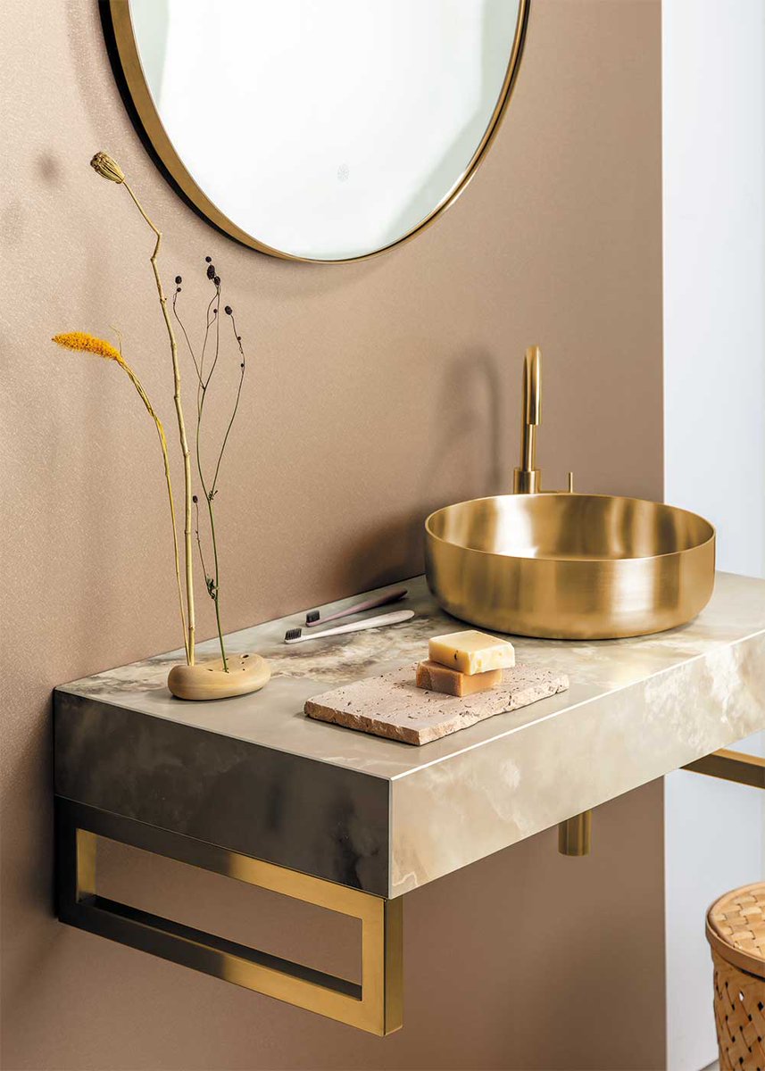 Het wastafelblad van Evora Ceramics in de kleur Proteus heeft een romantische, natuurlijke kleur i.c.m. de Vanity Bowl Gold. De Qisani Flow wastafelkraan, sifon en ophangbeugels zijn van dezelfde kleur. Lees meer op de website! hubs.ly/Q01zzRC30

#badkamer
#wastafel