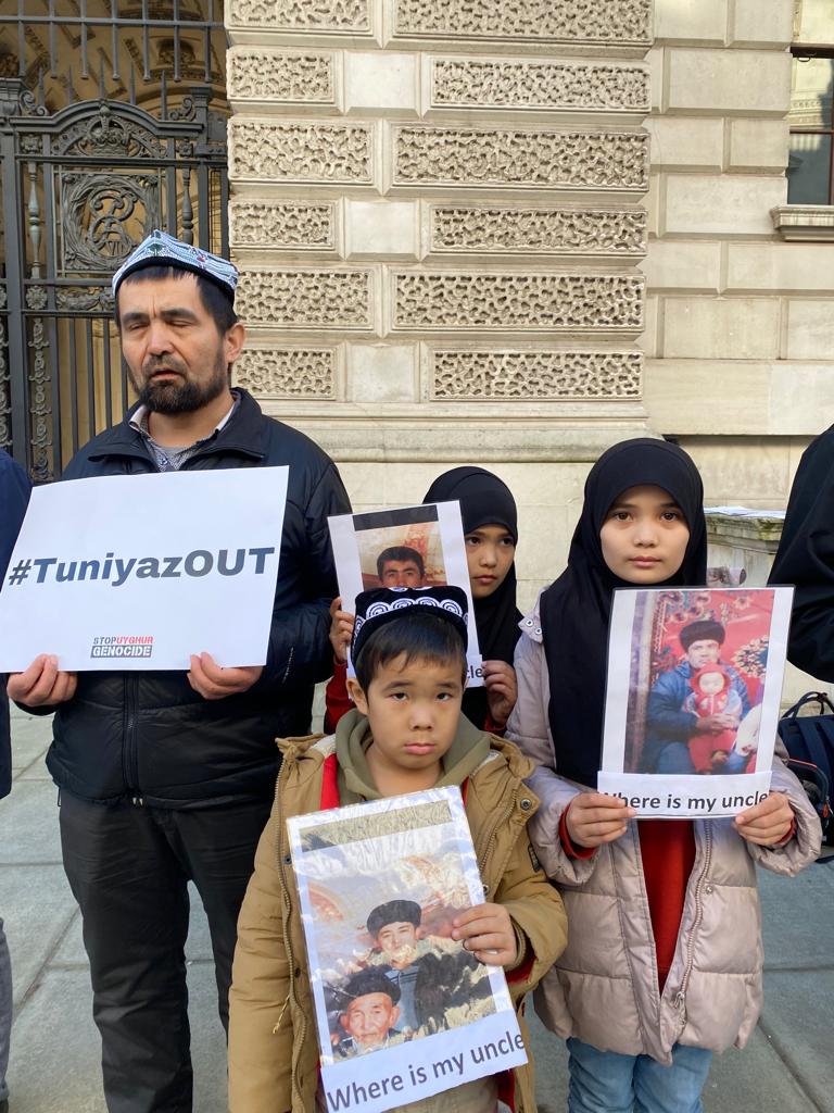 UyghurStop's tweet image. 🚨LIVE NOW🚨

We're outside the FCDO with a group of Uyghur community members, activists and allies to demand a meeting with Foreign Sec @JamesCleverly.

Erkin Tuniyaz should never have been invited to the UK, now the Uyghur community demand engagement of their own.

#TuniyazOUT