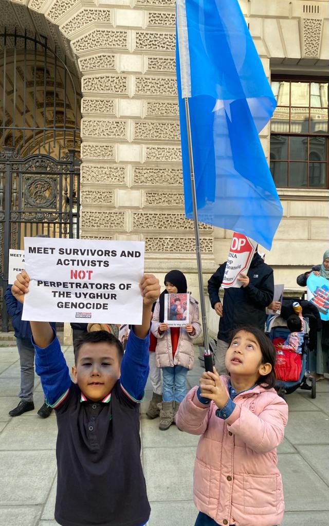 UyghurStop's tweet image. 🚨LIVE NOW🚨

We're outside the FCDO with a group of Uyghur community members, activists and allies to demand a meeting with Foreign Sec @JamesCleverly.

Erkin Tuniyaz should never have been invited to the UK, now the Uyghur community demand engagement of their own.

#TuniyazOUT