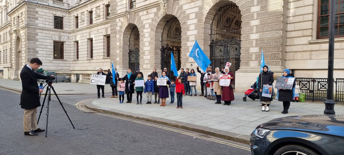 UyghurStop's tweet image. 🚨LIVE NOW🚨

We're outside the FCDO with a group of Uyghur community members, activists and allies to demand a meeting with Foreign Sec @JamesCleverly.

Erkin Tuniyaz should never have been invited to the UK, now the Uyghur community demand engagement of their own.

#TuniyazOUT