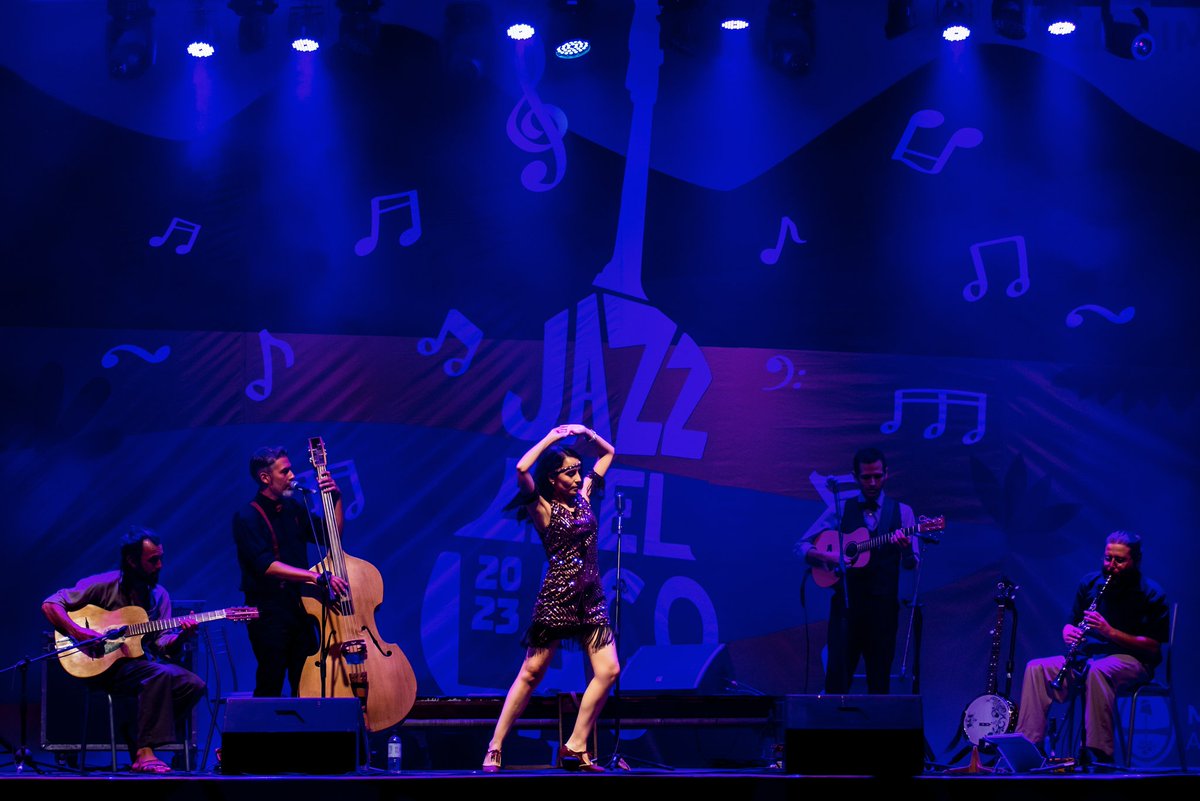 artebyema's tweet photo. Jazz en el Lago 2023 🏝️
Lady Bren &amp; Company 🎵
.
.
Gratitud y felicidad 💫
.
.
Ph Nicolás Latorre 📸
#jazzenellago23 #ladybren #temporadavendimia #swingjazz https://t.co/m0PBKpeoo3