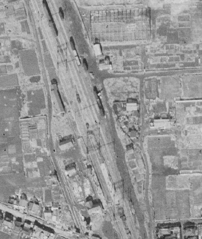jArYn6eYu16qqo0's tweet photo. 1947年の航空写真を。
順番は尻手駅、矢向駅南側の車庫、矢向駅、鹿島田駅です。
尻手駅は第二京浜と尻手黒川道路が整備中で、南武線は東側に仮線を設けているようです。
続いて矢向駅南側の車庫には検査や修繕の施設があります。鹿島田駅だけは立派に屋根と駅本屋があり、焼失を免れたと推測されます https://t.co/KUiTh5CHCY