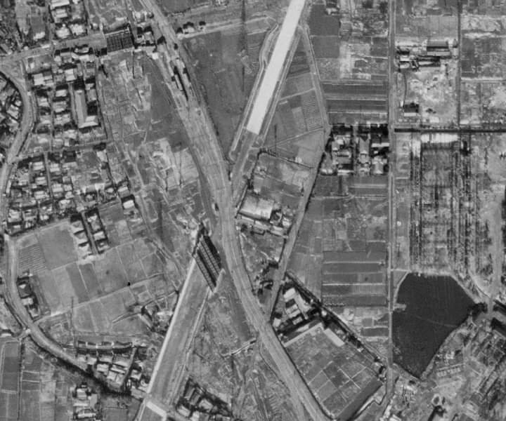 jArYn6eYu16qqo0's tweet photo. 1947年の航空写真を。
順番は尻手駅、矢向駅南側の車庫、矢向駅、鹿島田駅です。
尻手駅は第二京浜と尻手黒川道路が整備中で、南武線は東側に仮線を設けているようです。
続いて矢向駅南側の車庫には検査や修繕の施設があります。鹿島田駅だけは立派に屋根と駅本屋があり、焼失を免れたと推測されます https://t.co/KUiTh5CHCY