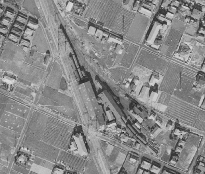 jArYn6eYu16qqo0's tweet photo. 1947年の航空写真を。
順番は尻手駅、矢向駅南側の車庫、矢向駅、鹿島田駅です。
尻手駅は第二京浜と尻手黒川道路が整備中で、南武線は東側に仮線を設けているようです。
続いて矢向駅南側の車庫には検査や修繕の施設があります。鹿島田駅だけは立派に屋根と駅本屋があり、焼失を免れたと推測されます https://t.co/KUiTh5CHCY
